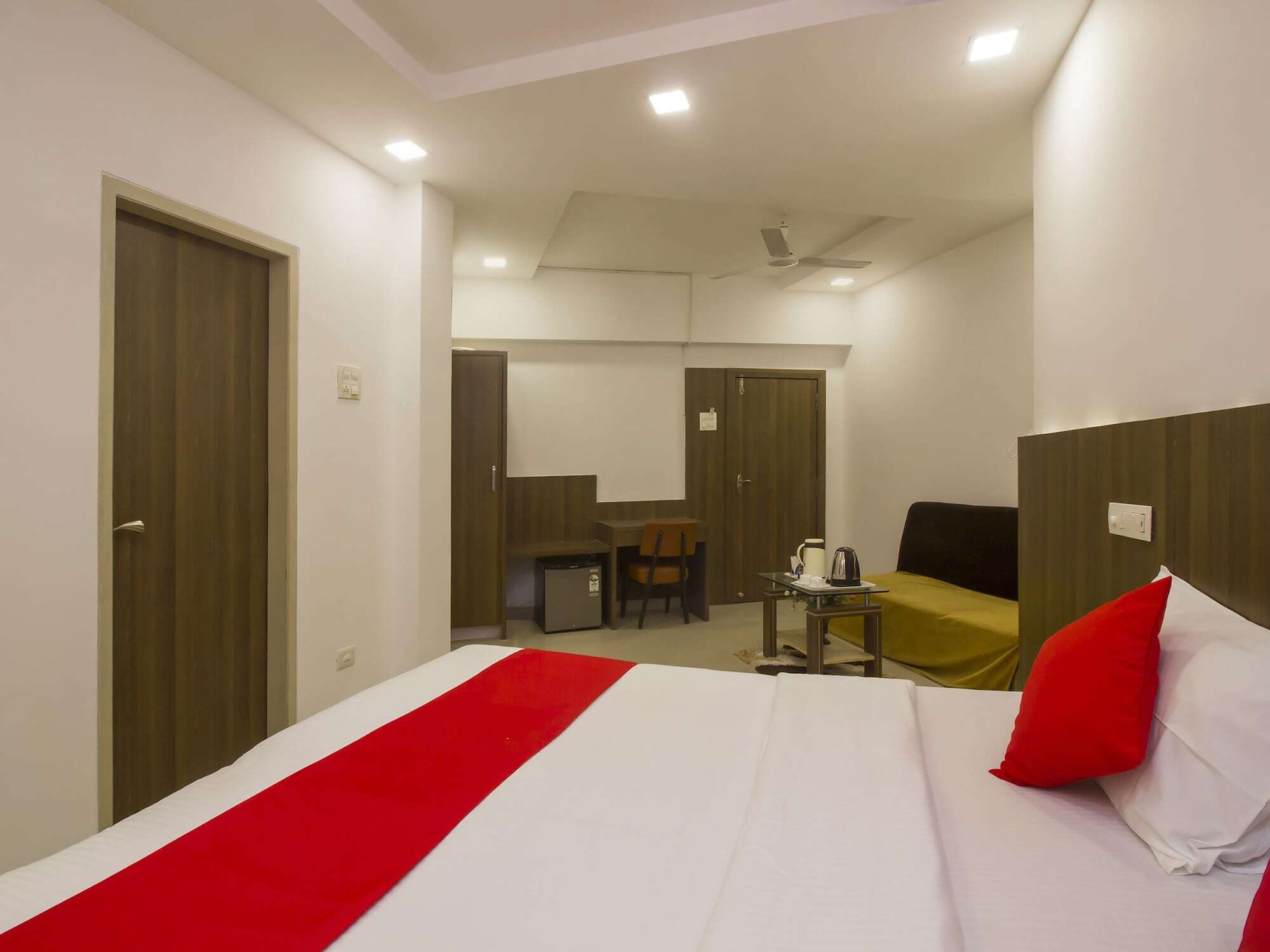 Oyo Flagship 19825 Hotel Panchratna ปันเวล ภายนอก รูปภาพ